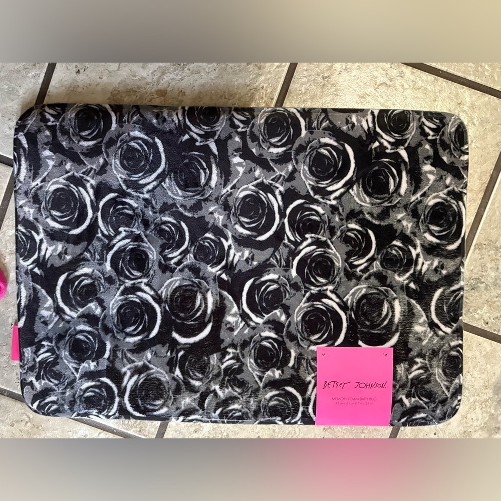 NWT Betsey Johnson Black Rose Memory Foam Bsth Mat